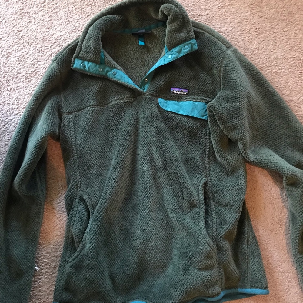 Patagonia pullover in forest green
